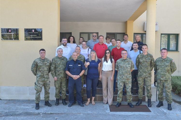 Slika /slike/Vijesti/WeAreNATO Studenti u Divuljama s hrvatskim vojnicima i vatrogascima - MORH-3.jpg